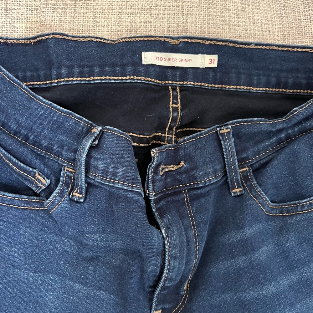 Used women’s Levi’s blue jeans- size 31